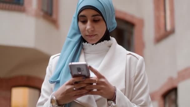 Wanita Arab Yang Termenung Dengan Bijaksana Menggunakan Ponsel Jalan Kota — Stok Video