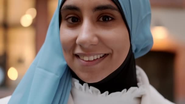 Крупный План Молодой Красивой Арабской Женщины Счастливо Смотрящей Камеру Открытом — стоковое видео