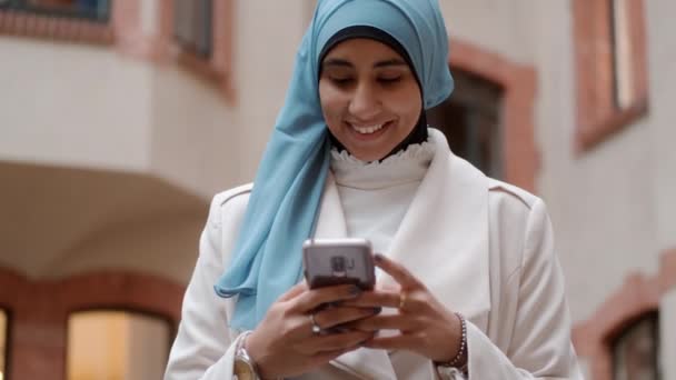 Młoda Uśmiechnięta Arabka Radością Korzystająca Telefonu Komórkowego Ulicy — Wideo stockowe