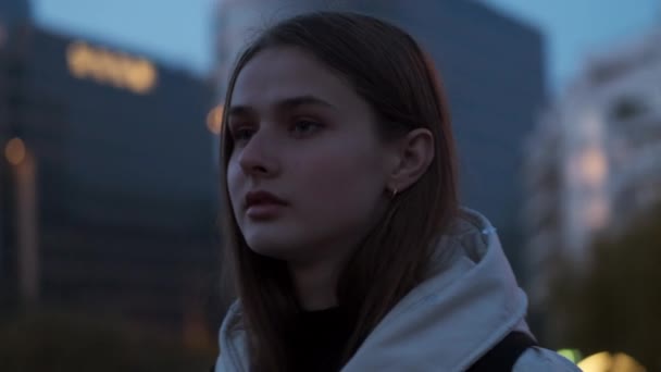 Güzel Sıradan Bir Kızın Akşam Caddesinde Tek Başına Mutlu Mesut — Stok video