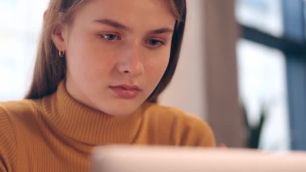 Nahaufnahme Der Schönen Lächelnden Studentin Die Verträumt Laptop Café Lernt — Stockvideo