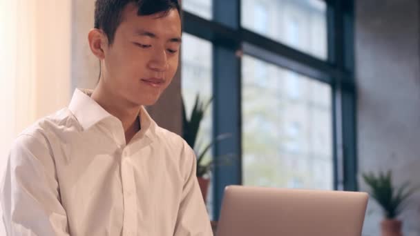 Giovane Asiatico Uomo Camicia Caffè Pensieroso Lavoro Laptop Sorridente — Video Stock