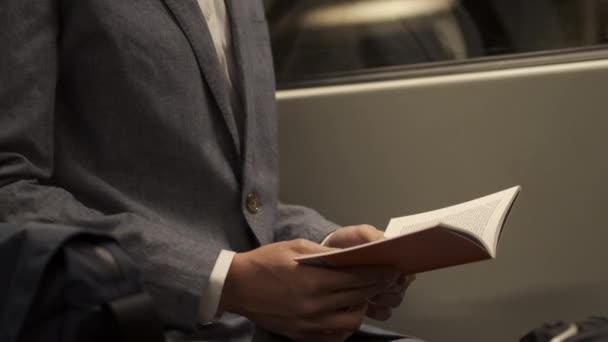 Close Shot Van Zakenman Pak Lezen Boek Metro Trein Weg — Stockvideo