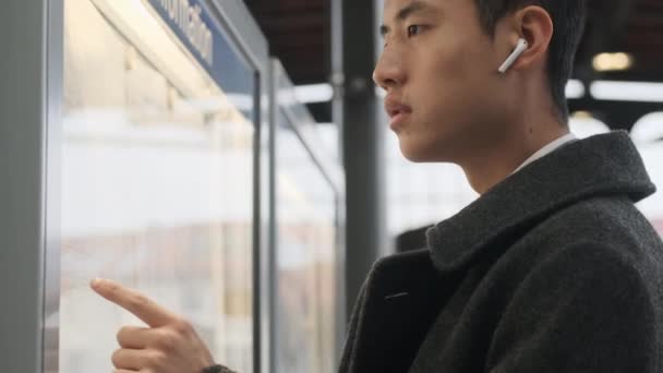 Kablosuz Kulaklıklı Genç Yakışıklı Asyalı Işadamı Sokakta Bekleyen Toplu Taşıma — Stok video