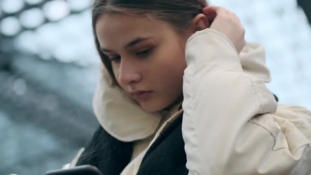 地铁车站密集使用手机拍摄穿着围巾休闲装女孩的特写镜头 — 图库视频影像