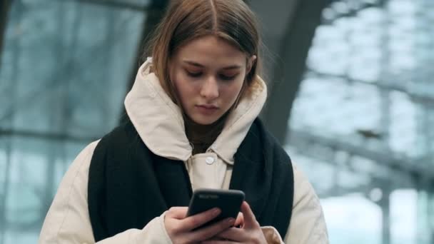 Teenager Daunenjacke Mit Schal Nutzt Handy Bahn Station — Stockvideo