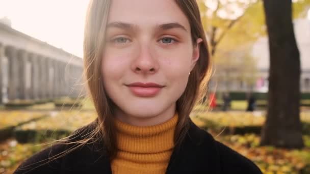 Retrato Menina Muito Alegre Olhando Alegremente Câmera Sorrindo Parque Cidade — Vídeo de Stock