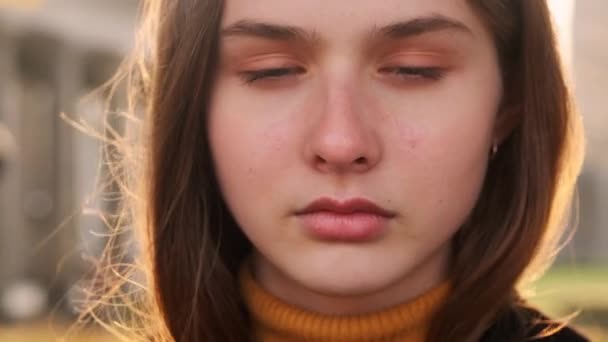 Retrato Menina Bonita Abrindo Olhos Olhando Atentamente Câmera Livre Pôr — Vídeo de Stock