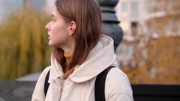 Hermosa Chica Casual Chaqueta Con Mochila Caminando Por Calle Ciudad — Vídeos de Stock