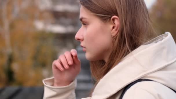 Çitlere Yaslanmış Ceketli Çekici Sıradan Bir Kızın Düşünceli Bakışları Şehrin — Stok video