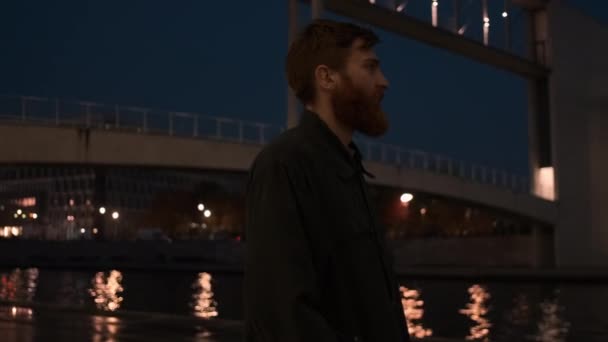 턱수염을 매력적 남자가 거리를 다닌다 — 비디오