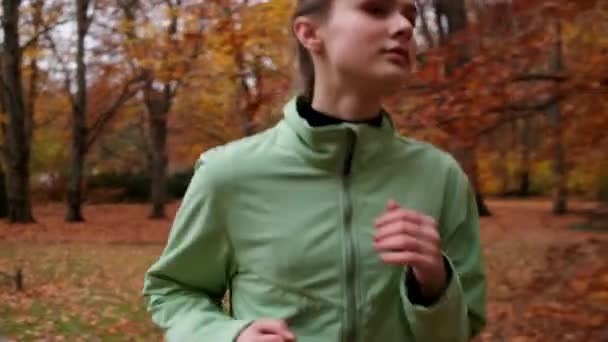 Молодая Привлекательная Спортивная Девушка Мечтательно Бегает Красивом Осеннем Городском Парке — стоковое видео