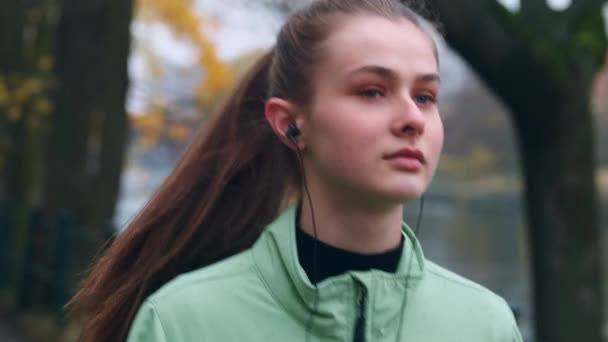 Portret Atrakcyjnej Sportowej Dziewczyny Słuchawkach Drethe Walking Bieganiu Parku Miejskim — Wideo stockowe