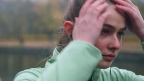 Close Tiro Bela Menina Esportiva Fones Ouvido Andando Confiantemente Depois — Vídeo de Stock