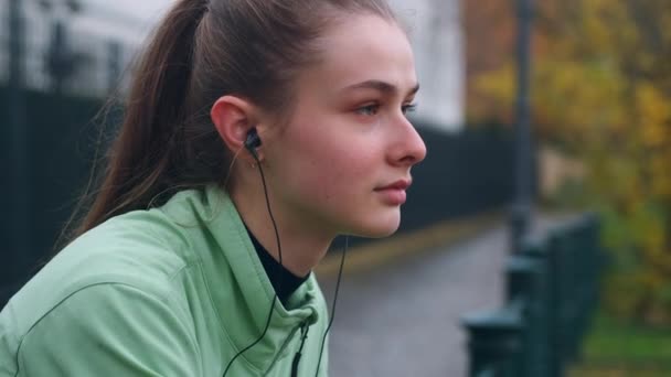 Bastante Sonriente Chica Deportiva Los Auriculares Felizmente Mirando Cámara Descansando — Vídeos de Stock