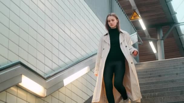 Menina Casual Bonita Confiantemente Descendo Escadas Estação Metrô — Vídeo de Stock