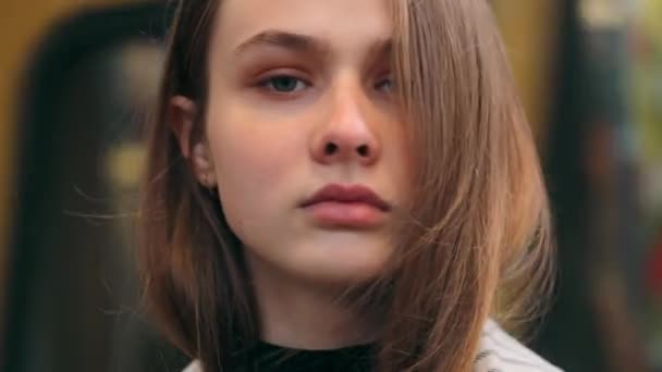 Közelkép Csinos Lány Érzékien Néz Kamera Vonat Háttérben Metró Állomás — Stock videók