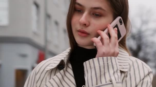 Portrait Attractive Casual Girl Trench Coat Thoughtfully Talking Cellphone City — Stock Video