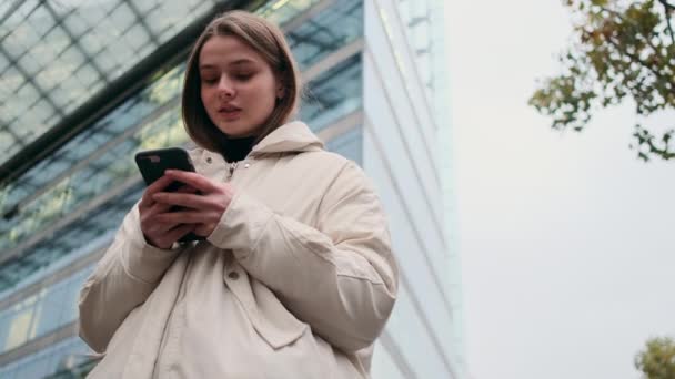 Belle Fille Décontractée Duvet Parlant Sur Téléphone Portable Attendant Quelqu — Video