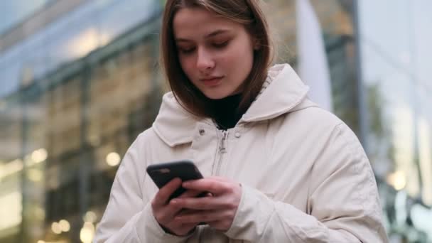 Портрет Досить Випадкової Дівчини Піджаку Щасливо Використовуючи Мобільний Телефон Міській — стокове відео