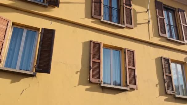 Captura Seguimiento Hermoso Edificio Apartamentos Con Ventanas Viejas Con Persianas — Vídeos de Stock