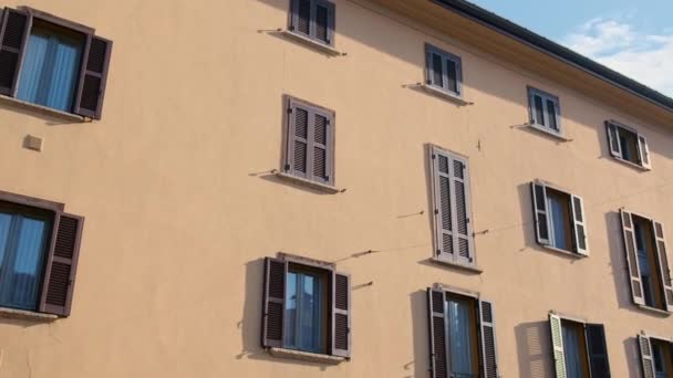 Kamerafahrt Eines Schönen Mehrfamilienhauses Mit Alten Fenstern Mit Rollläden Hausfassade — Stockvideo