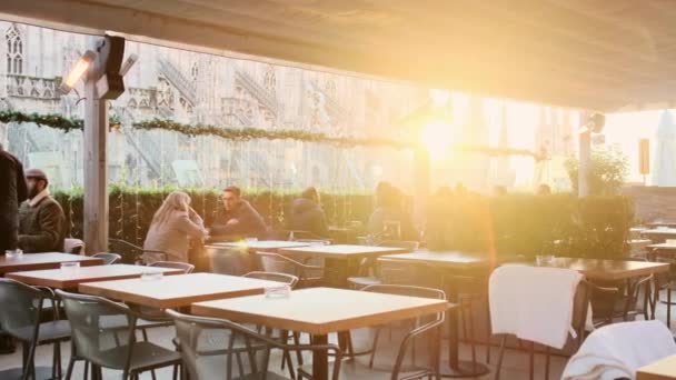 Mestre Tiro Aconchegante Restaurante Terraço Europeu Durante Pôr Sol — Vídeo de Stock