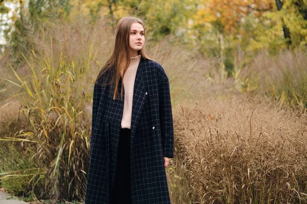 Attrayant fille élégante en manteau regardant vers l'extérieur — Photo