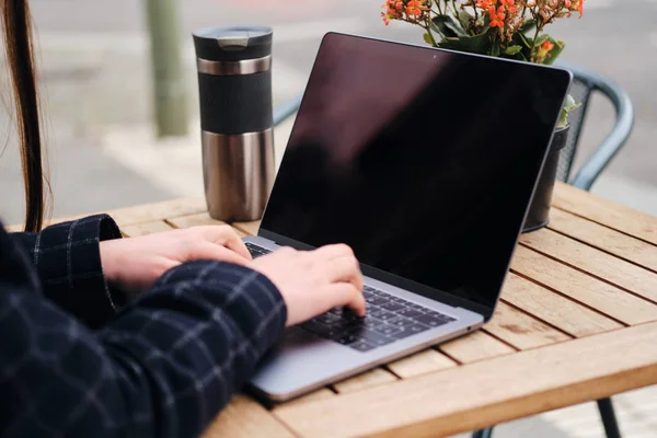 Close up jovem mulher trabalhando no laptop no café de rua — Fotografia de Stock