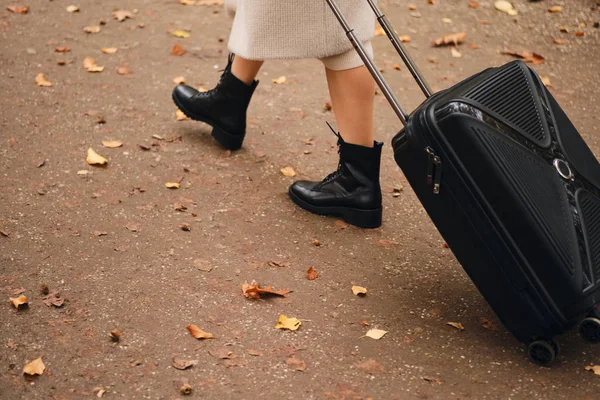 Zbliżenie się dorywczo dziewczyna spacery z mało czarny walizka odkryty — Zdjęcie stockowe