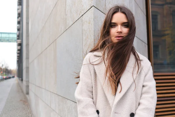 Retrato de hermosa chica morena sensualmente mirando en la cámara en la calle — Foto de Stock