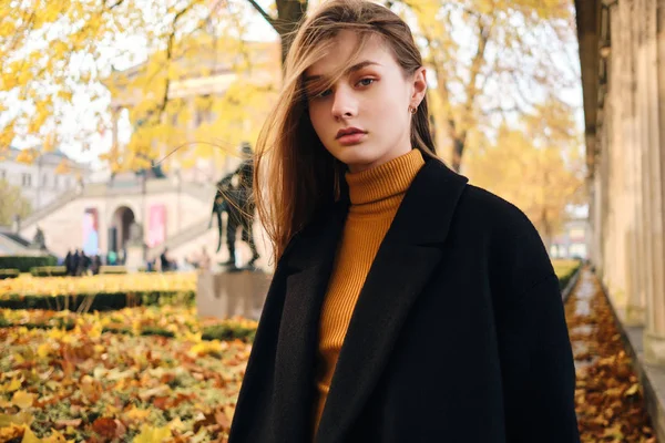 Hermosa chica con estilo con confianza mirando en la cámara en la hermosa calle de otoño — Foto de Stock
