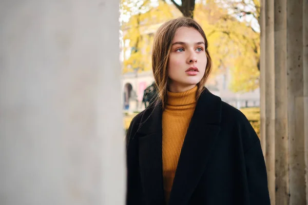 Linda menina elegante sonhadoramente olhando embora andando sozinho através — Fotografia de Stock