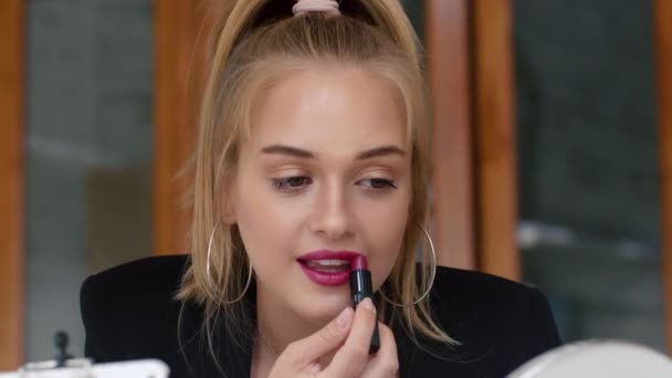 Hermosa Belleza Blogger Chica Felizmente Aplicación Lápiz Labial Durante Grabación — Vídeo de stock