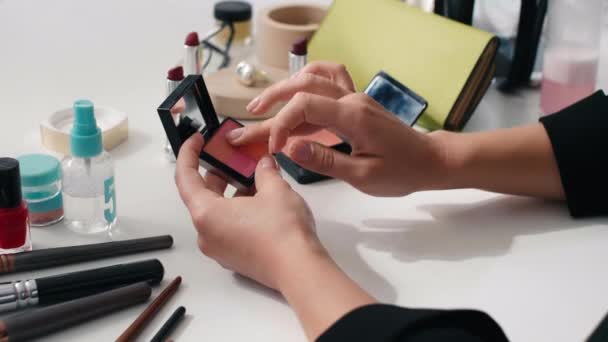 Close Shot Beauty Blogger Holding Little Eyeshadows Palette Recording Make — Stock Video