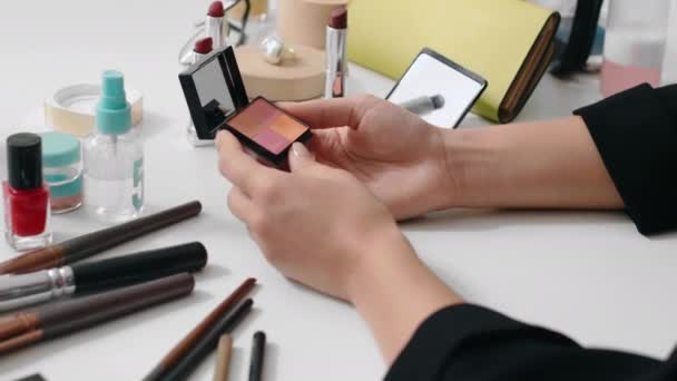 Tracking Shot Close Beauty Blogger Holding Little Eyeshadows Palette Recording — ストック動画