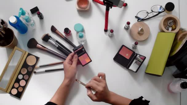 Κορυφαία Προβολή Στιγμιότυπου Του Close Beauty Blogger Που Δείχνει Χρώματα — Αρχείο Βίντεο
