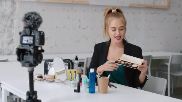 Wunderschöne Weibliche Beauty Bloggerin Zeigt Freudig Kosmetikprodukte Und Nimmt Make — Stockvideo