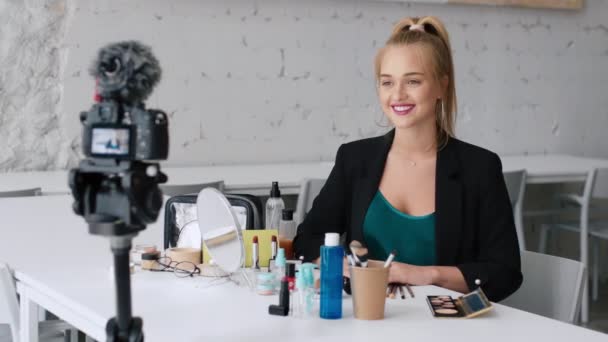 Atractivo Blogger Belleza Felizmente Grabación Maquillaje Tutorial Video Para Internet — Vídeo de stock