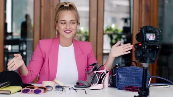 Hermosa Blogger Moda Hablando Ropa Moda Accesorios Chica Elegante Grabación — Vídeo de stock