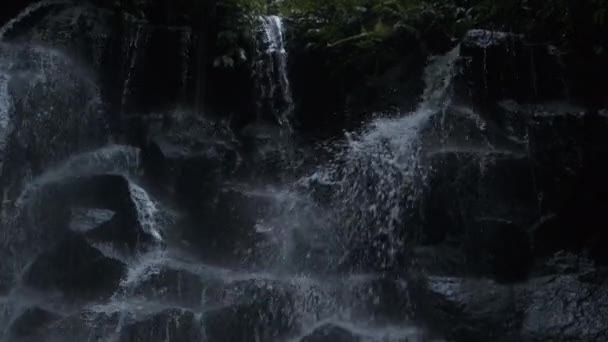 Sledování Záběru Úžasného Vodopádu Tropickém Ostrově Soumraku — Stock video