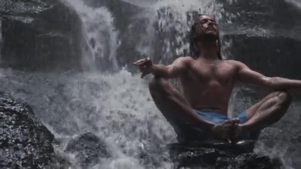 Rastreamento Tiro Homem Bonito Jovem Meditando Cachoeira Ilha Tropical Entardecer — Vídeo de Stock