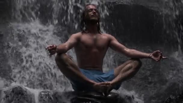 Junger Gutaussehender Selbstbewusster Mann Meditiert Der Abenddämmerung Wasserfall Auf Der — Stockvideo