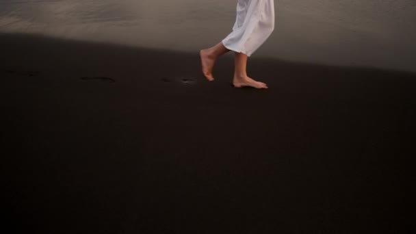 热带岛屿上走在海边的年轻女子腿的特写镜头 — 图库视频影像