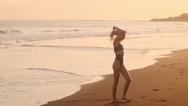 Schöne Mädchen Badeanzug Tun Wagenrad Bei Sonnenuntergang Meer — Stockvideo