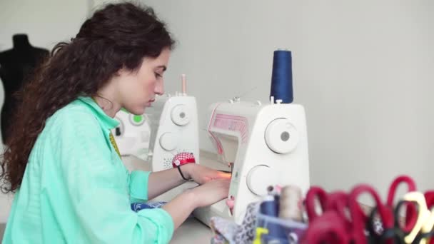 Jovem Costureira Bonita Confiantemente Usando Máquina Costura Durante Trabalho Estúdio — Vídeo de Stock