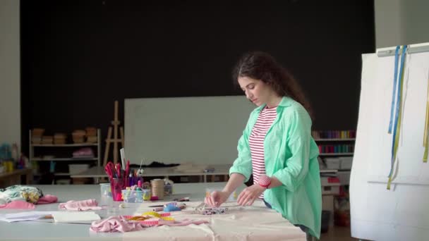 現代のテーラースタジオで仕事で使用されている糸の色を思慮深く選択する若いシームレスストレスの中のショット — ストック動画