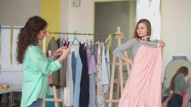 Genç Çekici Moda Tasarımcısı Akıllı Telefonuyla Güzel Müşterinin Modern Sergi — Stok video