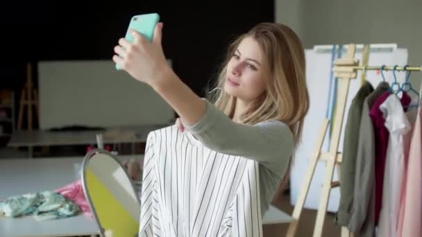 Linda Chica Rubia Tomando Selfie Con Vestido Nuevo Teléfono Inteligente — Vídeos de Stock