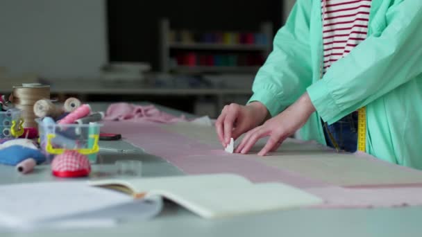 Крупним Планом Середній Знімок Дизайнера Моди Створення Нового Одягу Затишній — стокове відео